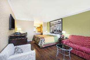 Ukiah Hotel | The Orchard Hotel-Wine Country- Free Breakfast, Pool, Hot Tub