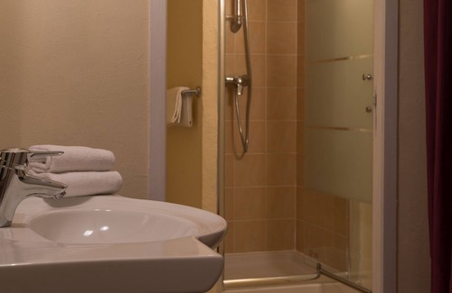 Pertuis Hotel | The Originals City, Hôtel Le Village Provençal