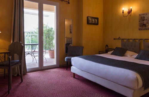 Pertuis Hotel | The Originals City, Hôtel Le Village Provençal