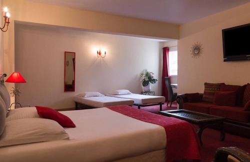 Pertuis Hotel | The Originals City, Hôtel Le Village Provençal