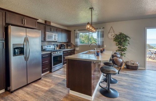 Lincoln City House | The Pacific Lookout Sleeps 6, Hot Tub, Pet Friendly, Ocean View, EV Charger