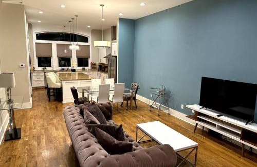Nashville House | THE PAINTED MUSE I Stylish 3BR with Rooftop Hot Tub in East Nashville
