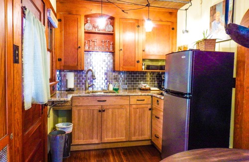 Kerrville Cottage | The Painter's Cabin - Hill Country Charm in Eclectic Methodist Encampment