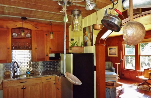 Kerrville Cottage | The Painter's Cabin - Hill Country Charm in Eclectic Methodist Encampment