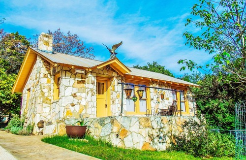 Kerrville Cottage | The Painter's Cabin - Hill Country Charm in Eclectic Methodist Encampment