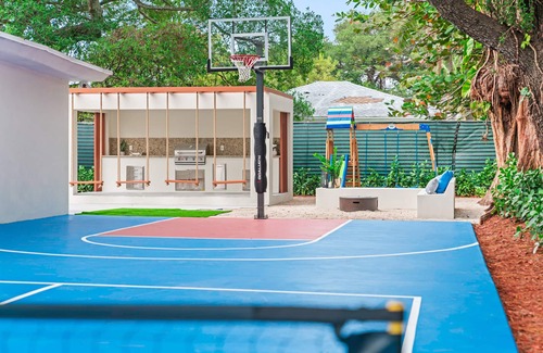 Seybold House | The Palace Pickleball Heated Pool/Jacuzzi game Room