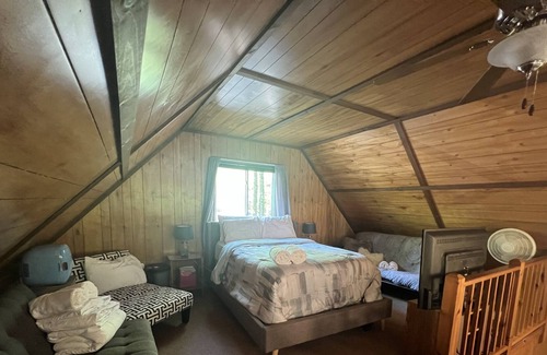 Lake Ariel Ski Chalet | The Palatzio Getaway! Cozy 2 bedroom with oversized Loft Chalet!