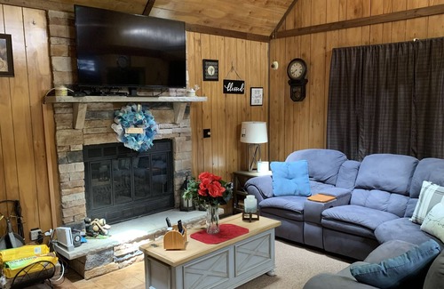 Lake Ariel Ski Chalet | The Palatzio Getaway! Cozy 2 bedroom with oversized Loft Chalet!