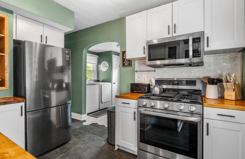 Dayton Apartment | The Paper Plane: Pool|Sauna|Poker Room|Sleeps 8