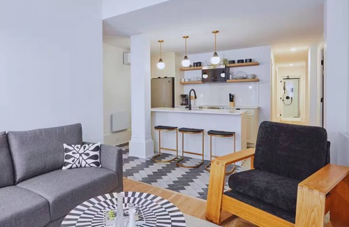 Shaughnessy Village Apartment | The Paris - 4-bedroom Apartment in Downtown Montreal With Parking