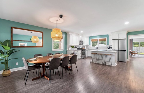 North Charleston House | The Park Circle Hideaway - Hot Tub & Chill