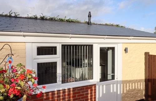Kingskerswell Cottage | THE PARK INN PIGGERY, pet friendly, with a garden in Kingskerswell