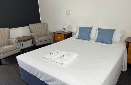 Bowen Hotel | The Pearly Shell Motel