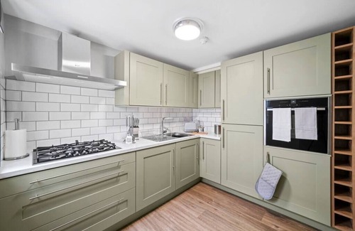 Wakefield Condo | The Perfect 2 Bed Apartment in Yorkshire - Parking