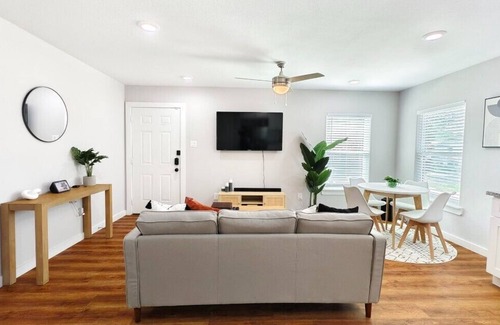 Northeast Houston House | The Perfect Houston Getaway! 3 BDR Sleeps 6, Pet Friendly, 15 Min to Downtown