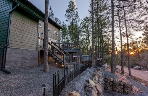Pinetop House | The Perfect Pair, Cozy Cottage Lakeside & Hillside Hangout for Large Groups