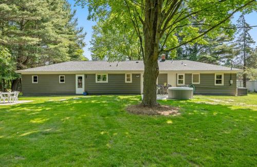 Saugatuck House | The Pines-Petsfenced yardhot tub town