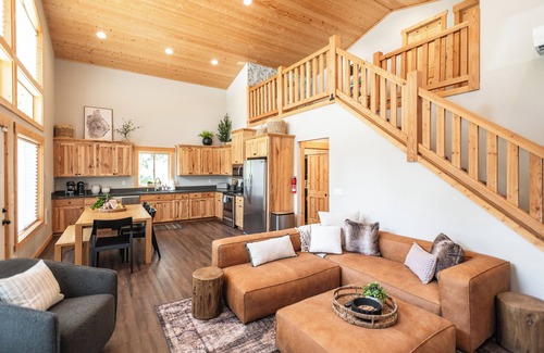 Cle Elum House | The Pinewood is a fully re-decorated mountain home with outdoor sauna, hot tub and fire pit, as well as an indoor wood-burning fireplace, record player and much more!