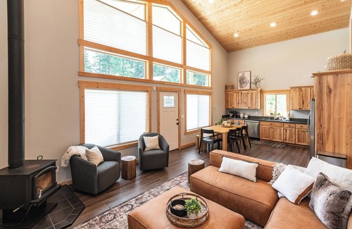 Cle Elum House | The Pinewood is a fully re-decorated mountain home with outdoor sauna, hot tub and fire pit, as well as an indoor wood-burning fireplace, record player and much more!