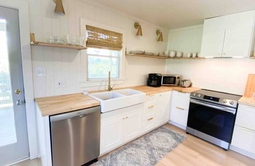 Pawleys Island House | The Pink Flamingo/6-Bdrm Beach House/90-Sec Walk to Litchfield Beach!