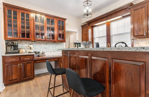 Hanover Place House | The Pioneer - Charming Home Walkable to Streetcar!