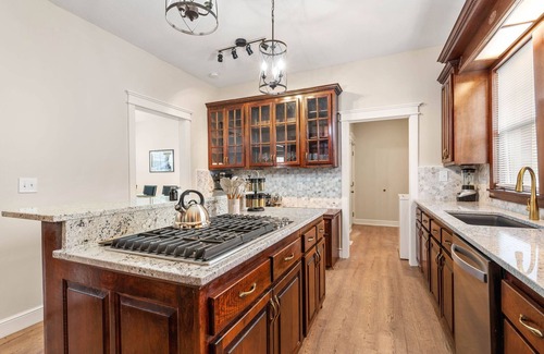 Hanover Place House | The Pioneer - Charming Home Walkable to Streetcar!