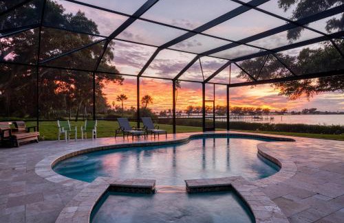 Bradenton House | The Plantation House! Waterfront view! Free pool heat!
