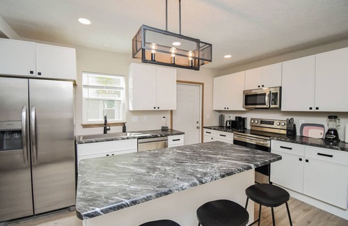 Sioux Falls House | The Platinum Flat, Central Location, Sleeps 7