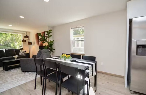 Folsom's Addition House | The Platinum House A Central Modern Stay Spacious 5-bedroom Sleep 11 House