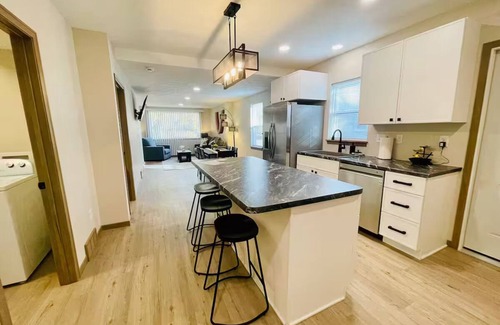 Folsom's Addition House | The Platinum House A Central Modern Stay Spacious 5-bedroom Sleep 11 House