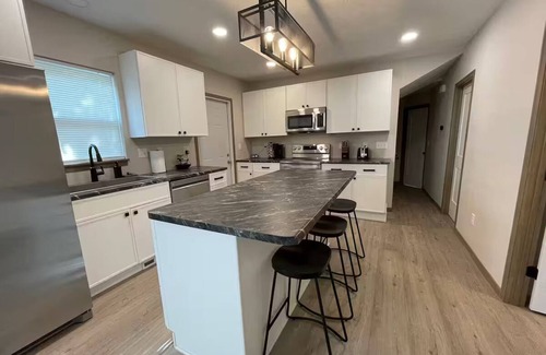 Folsom's Addition House | The Platinum House A Central Modern Stay Spacious 5-bedroom Sleep 11 House