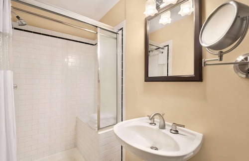 City Centre Hotel | The Plaza Hotel Downtown, Trademark Collection by Wyndham