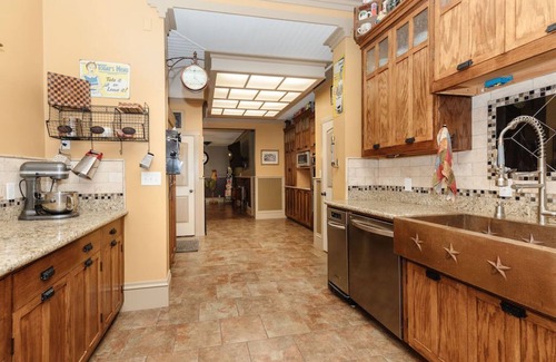 Lewiston House | The Pond House, a historic country home great for large family gatherings!