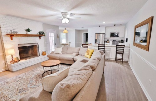 Statesboro House | The Pool House - Close to Georgia Southern!