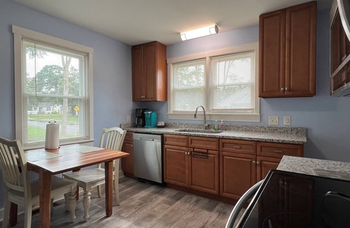 North Florence House | The Porchside Perch Walkable to UNA, Downtown Florence, Seven Points