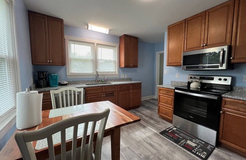North Florence House | The Porchside Perch Walkable to UNA, Downtown Florence, Seven Points