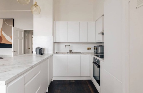 Bath Apartment | The Portland Apartment, 2 beds with parking