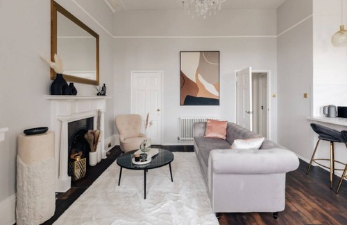 Bath Apartment | The Portland Apartment, 2 beds with parking