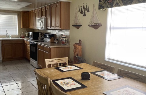 Baywood Village House | THE PRICE IS RIGHT! NO DOG FEE Monthly Rates! Laundry room Smart TV Deck GRILL