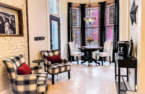 Downtown St. Louis House | The PS House: Hot Tub, Pool Table, Walk Score 93, Historic home w modern updates