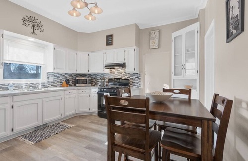 Oshkosh House | The Quaint and Cozy Stay on Bowen