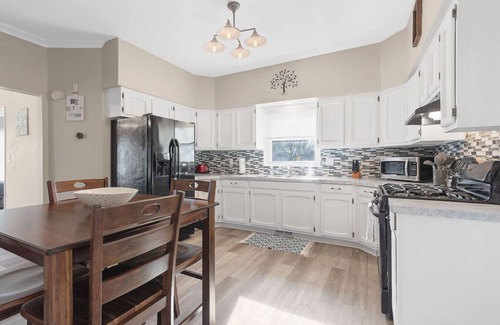 Oshkosh House | The Quaint and Cozy Stay on Bowen