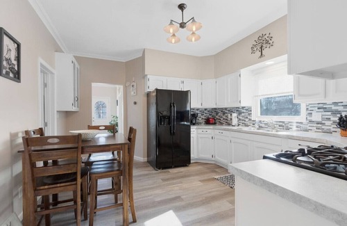 Oshkosh House | The Quaint and Cozy Stay on Bowen