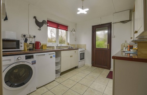Lower Boscaswell Cottage | THE QUILLET, character holiday cottage, with a garden in Pendeen