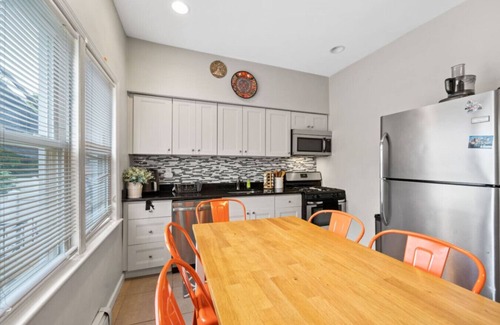 Bayonne House | The Rainforest I|Sleeps 9|20m to NYC|Free Parking