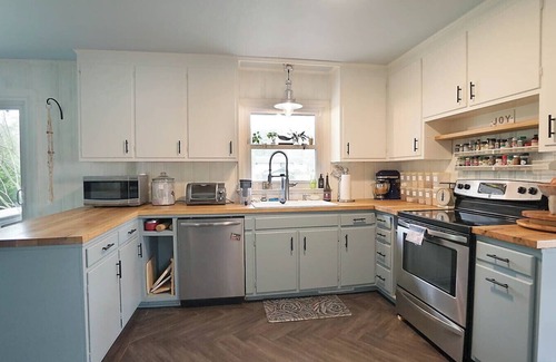 Southwest Raleigh House | The Raleigh Hideaway Ranch w/Large Fenced Yard and King Main + Pup Friendly