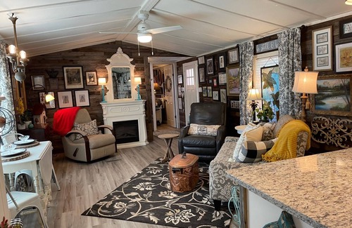 Granbury Cottage | The Refuge at Lake Granbury - Lakeside Country Cottage with great outdoor spaces