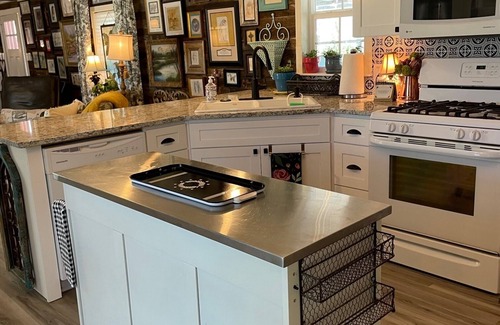 Granbury Cottage | The Refuge at Lake Granbury - Lakeside Country Cottage with great outdoor spaces
