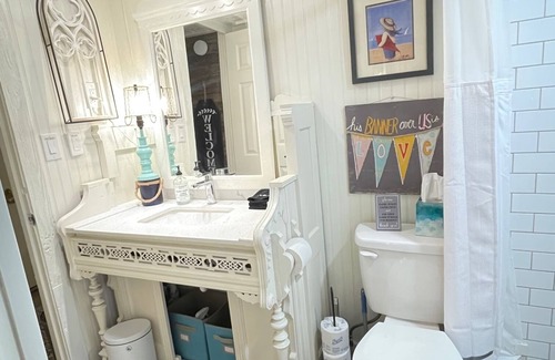 Granbury Cottage | The Refuge at Lake Granbury - Lakeside Country Cottage with great outdoor spaces