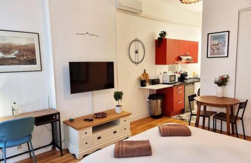 Les Grands Carmes Apartment | The Republik - Studio Haussmannien près du panier